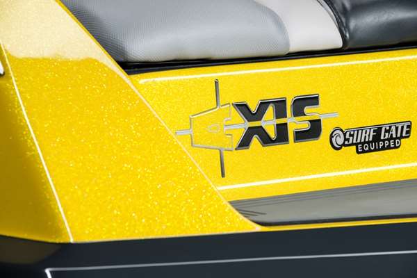 2016-Axis_A22_studio-transom-badging_lowres