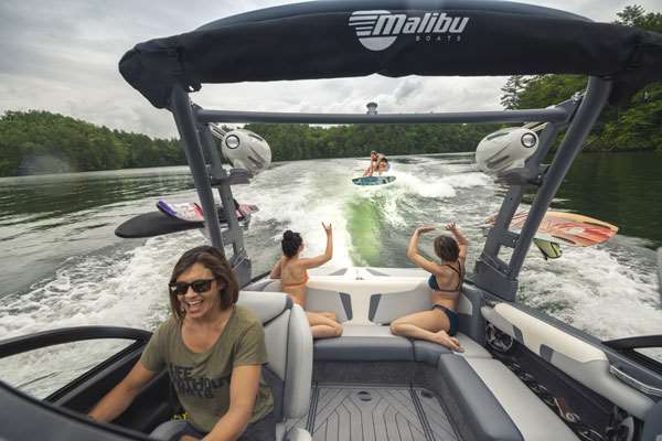 2019_Malibu_20VTX_Underway_View_Aft