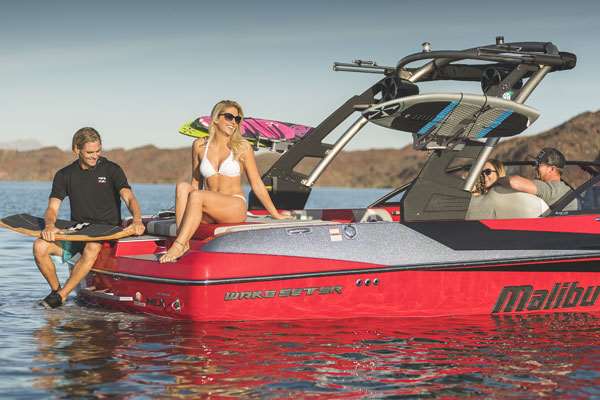 2019_Malibu_21MLX_Skim_Surfing