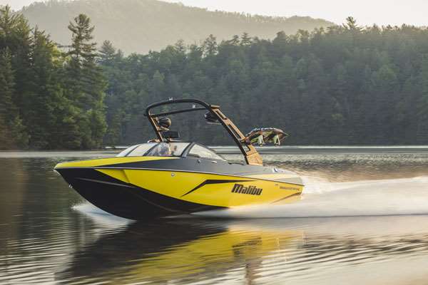 2019_Malibu_21VLX_Underway