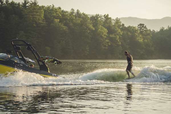 2019_Malibu_21_VLX_Wakesurfing